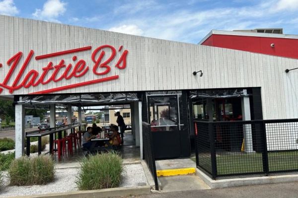 Fabric drop curtains on restaurant patio